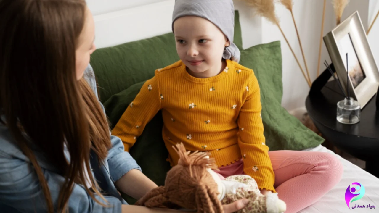 یک کودک سرطانی در کنار مادرش