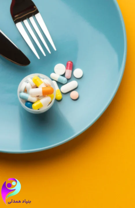 چنگال و قرص در ظرف